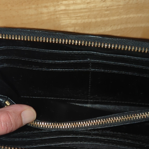 Sleek Black Tory Burch Wallet with Gold Zipper - Picture 7 of 9